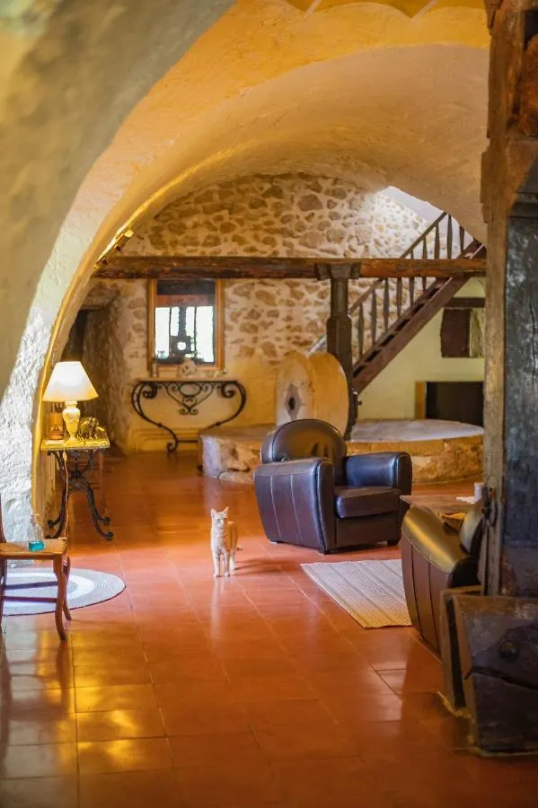Le Vieux Moulin De Jouques Bed & Breakfast