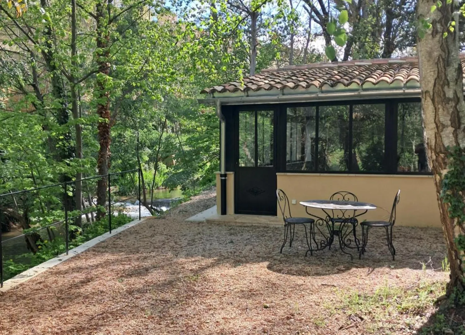 Le Vieux Moulin De Jouques Bed & Breakfast